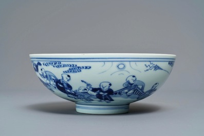 Een Chinese blauw-witte kom met spelende jongens, Yongzheng merk en periode